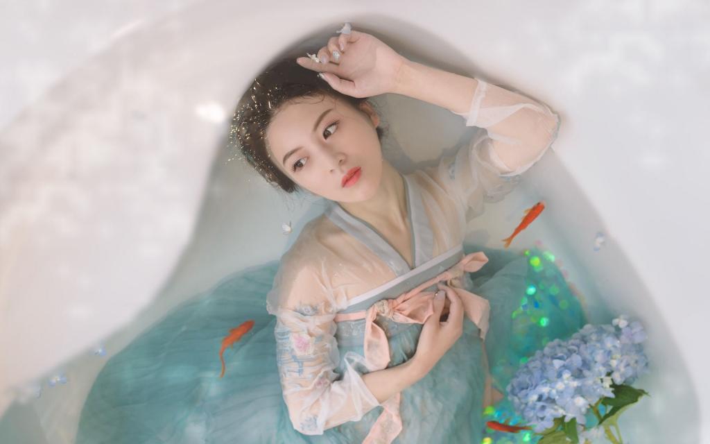 女人對你這三個動作，就是心機女養備胎，男人要果斷放手